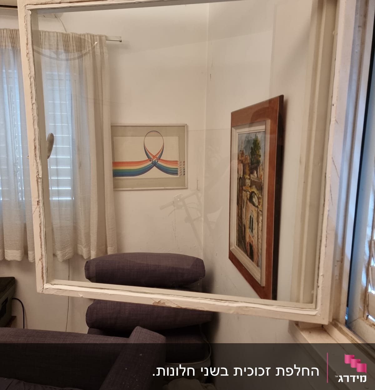 חלון זכוכית במסגרת עץ לבנה